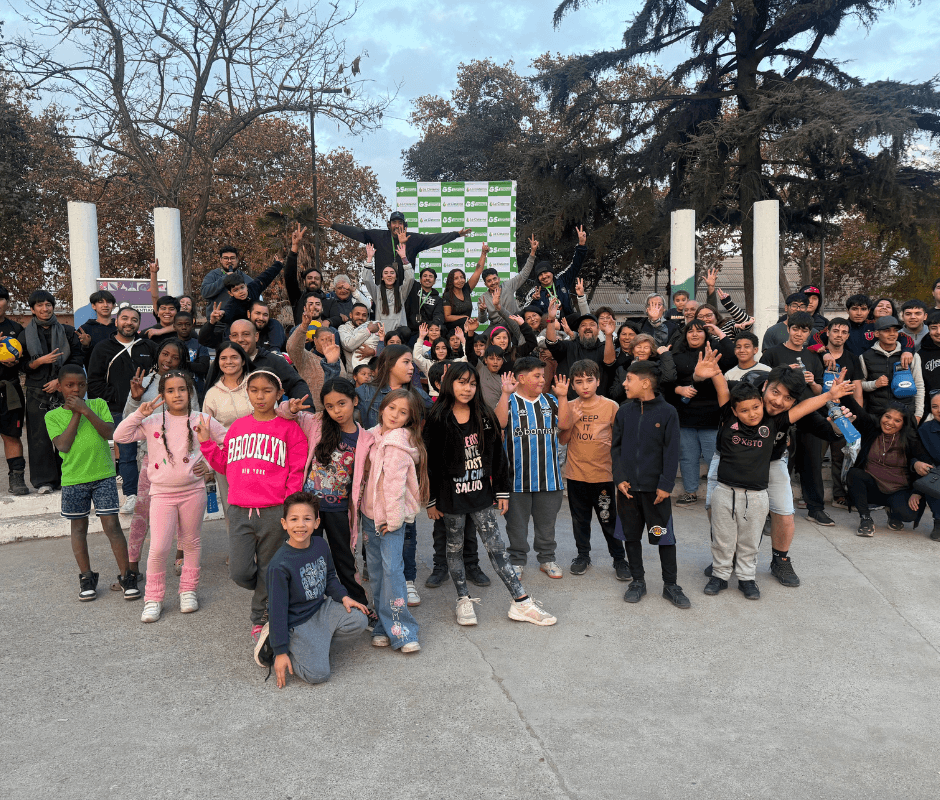 “Deporte en tu Barrio” convocó a cientos de vecinos en su primera jornada en Plaza Lo Ovalle